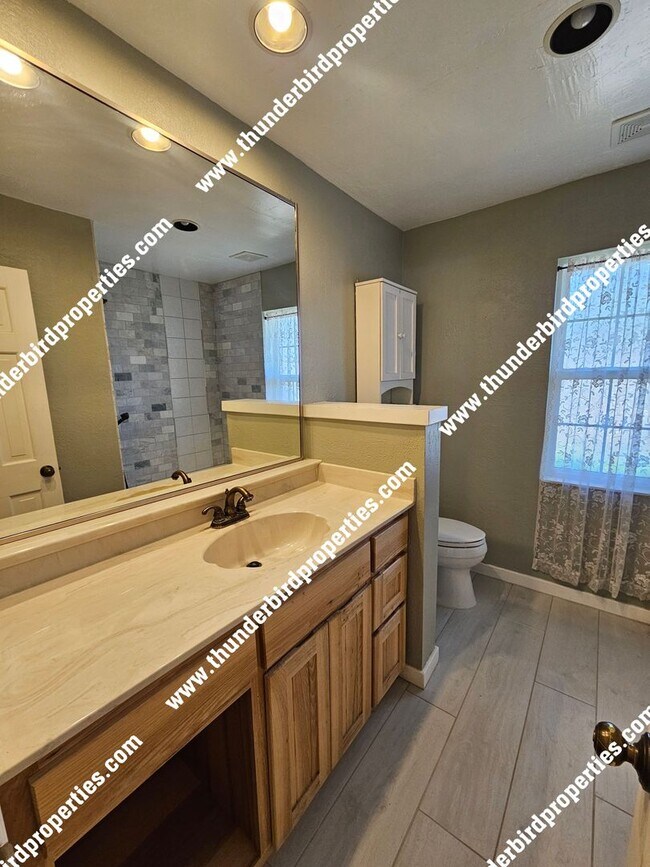 Building Photo - Lovely 3 bedroom, 2 baths in NE Heights!