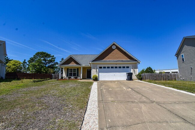 Building Photo - 3 Bedroom 2 Bath Home-Pets Allowed