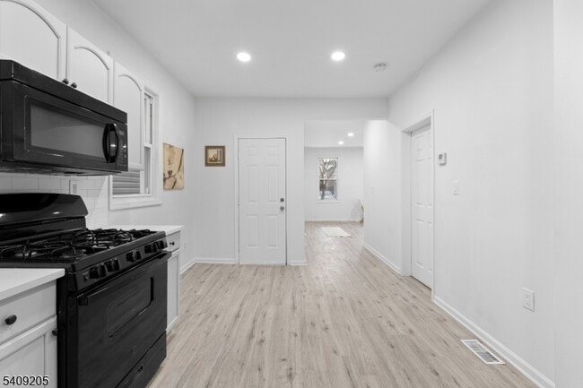 Building Photo - 223 Pine St