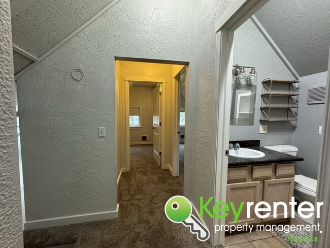 Building Photo - Captivating Multi-level 4Bed/2Bath Tacoma ...