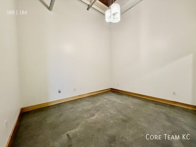 Building Photo - 382 W 22nd St
