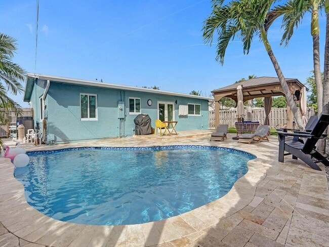 Building Photo - 2750 NE 10th Ave