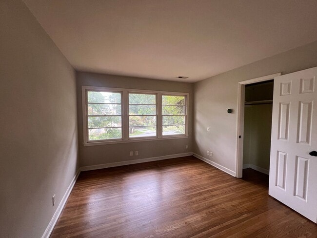 Building Photo - Cozy 2 Bedroom Minutes From Downtown
