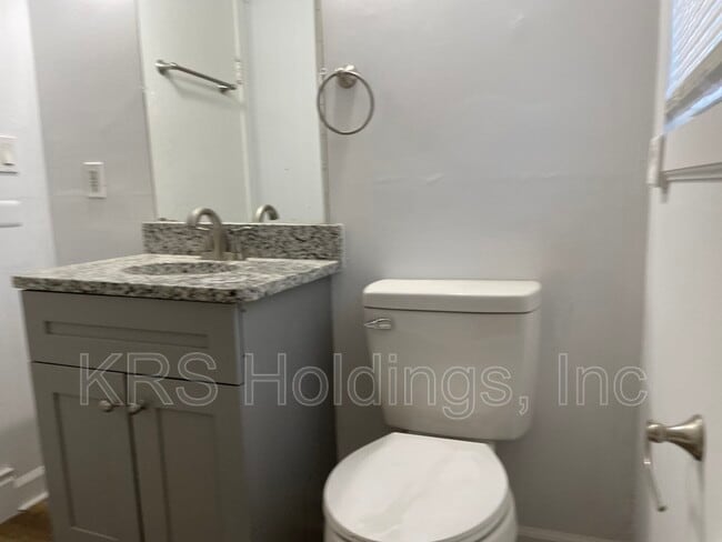 Building Photo - 816 Mullen Rd