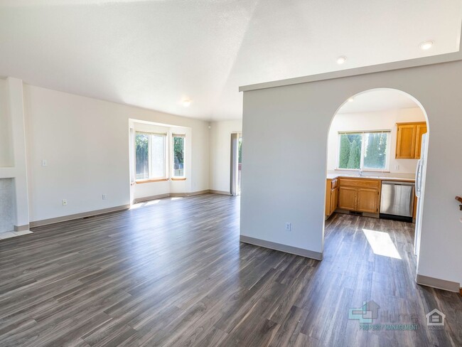 Building Photo - Stunning 3 bedroom 2.5 bathroom Home