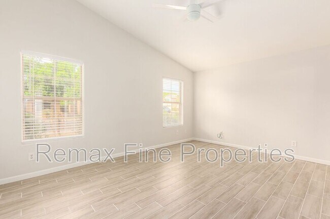 Building Photo - 1851 E Carla Vista Dr