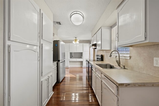 Building Photo - 8818 Edgemoor Dr