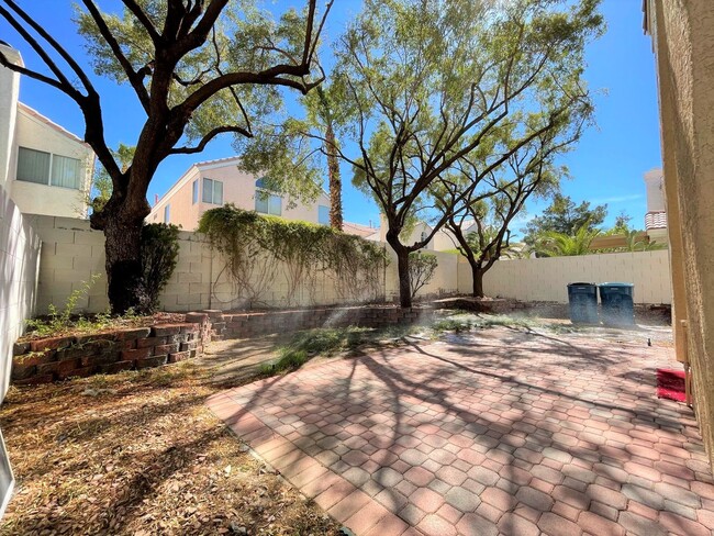 Building Photo - 8013 Coral Point Ave
