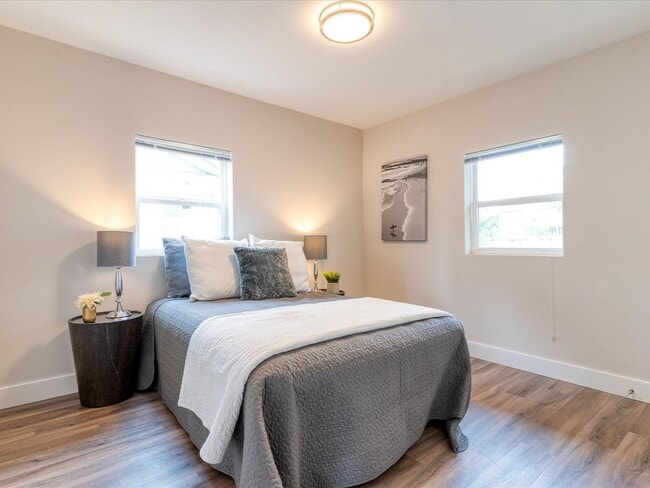 Building Photo - Beautifully remodeled corner lot Roosevelt Home