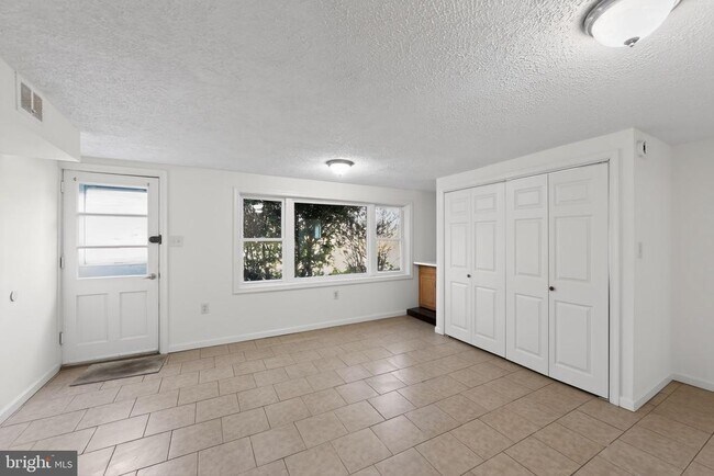 Building Photo - 1567 Sugartown Rd