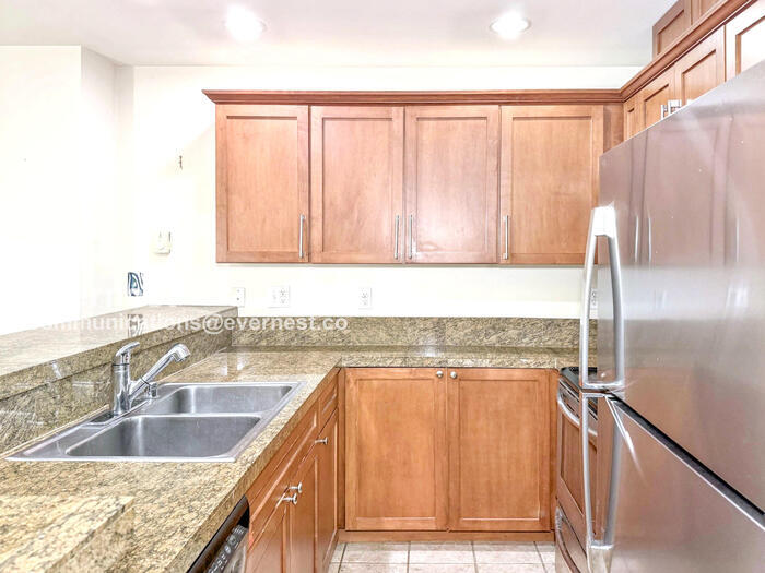 Building Photo - 133 Queen Anne Ave N