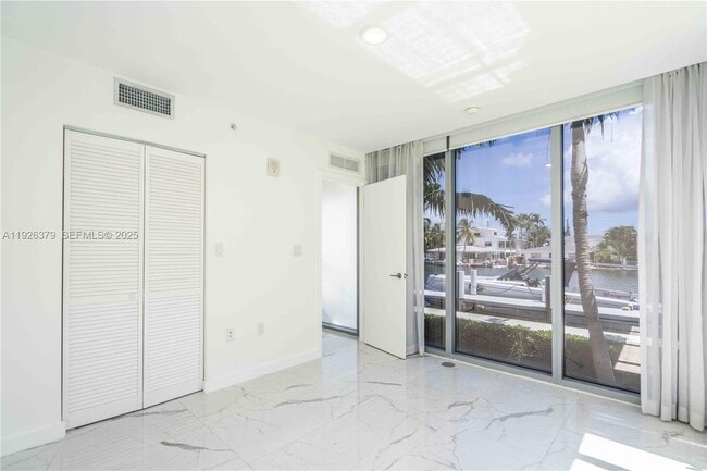 Building Photo - 8425 Crespi Blvd