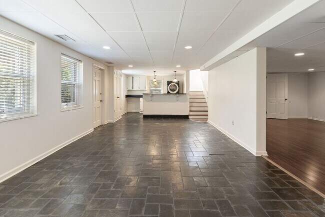 Building Photo - Mountain Brook Living: 3BR Main, Hardwoods...