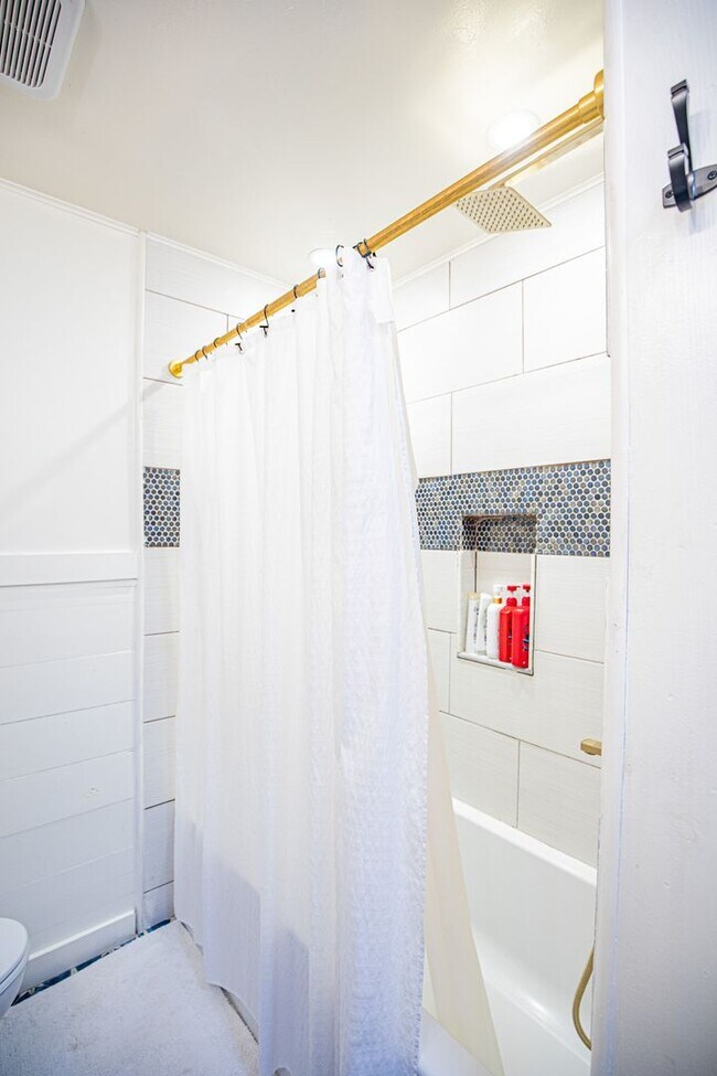 Building Photo - 4 Bedroom 2 Bathroom