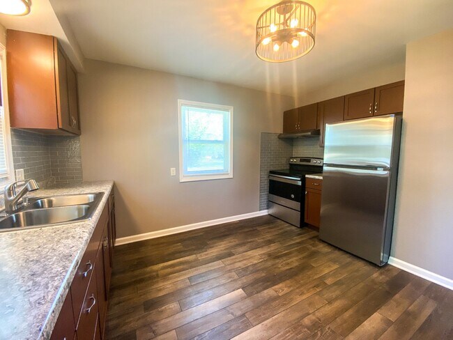 Building Photo - 2 Bedroom Single Family