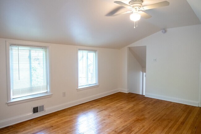 Building Photo - 10000 Kinross Ave