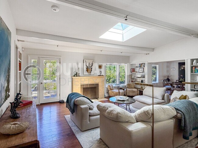 Building Photo - Modern Mill Valley Retreat - A/C - EV - FO...
