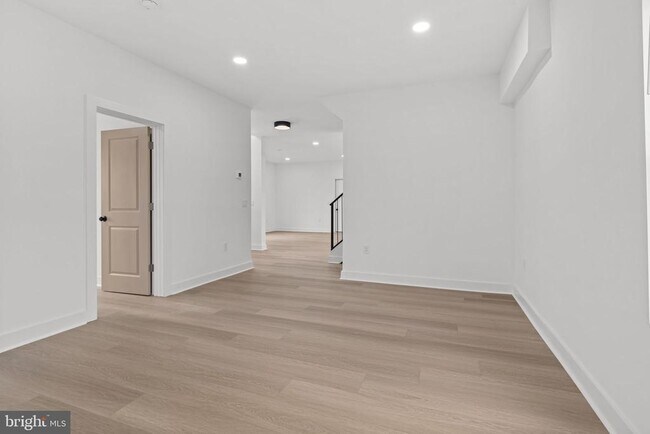 Building Photo - 12 Stonybrook Dr