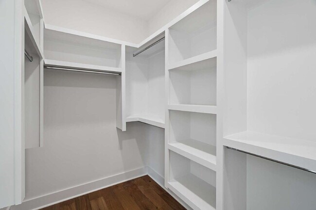 Building Photo - "Chic Nashville Townhouse: 3 Beds, 3 Baths, with Granite Elegance & Cozy Fireplace!"
