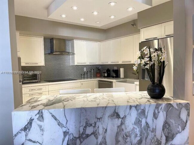 Building Photo - 3500 Mystic Pointe Dr