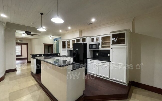 Building Photo - 109 Park Central Square