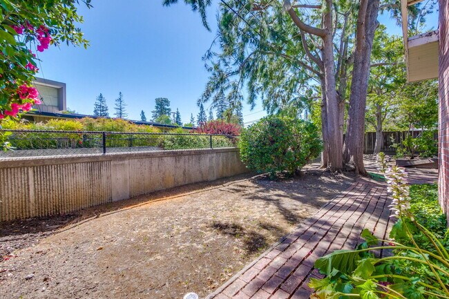 Building Photo - Nice Single Level Eichler Home in the Gree...