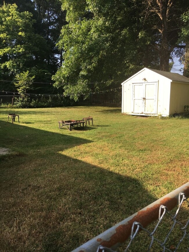 Building Photo - Spacious Walltown House - All Appliances -...