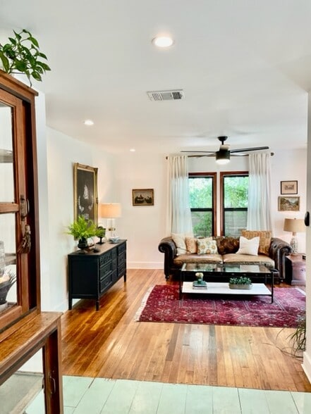 Building Photo - 3006 Govalle Ave