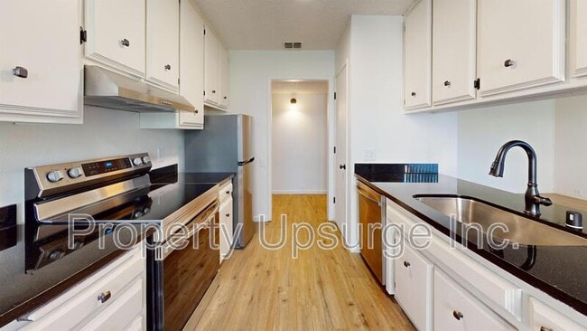 Building Photo - 905 Lakeside Dr