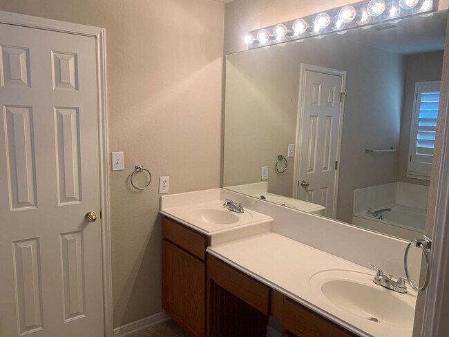 Building Photo - *MOVE IN SPECIAL* Gorgeous Four Bedroom home w/ Community POOL!!