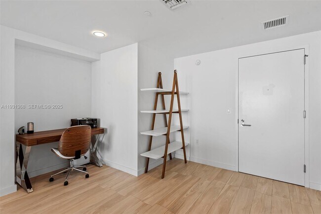 Building Photo - 460 NE 28th St