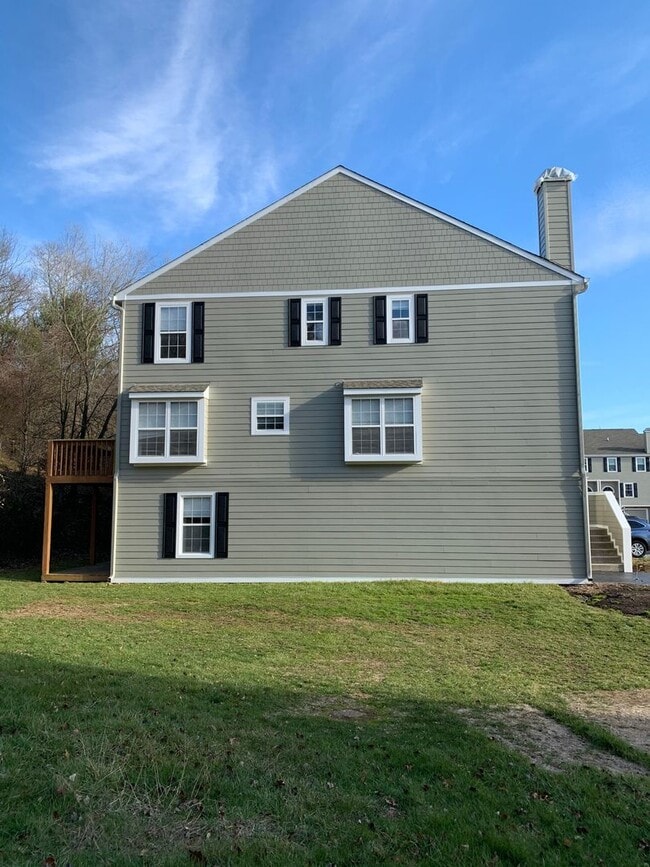 Building Photo - MUST SEE! End Unit, Electric Fireplace, Gr...