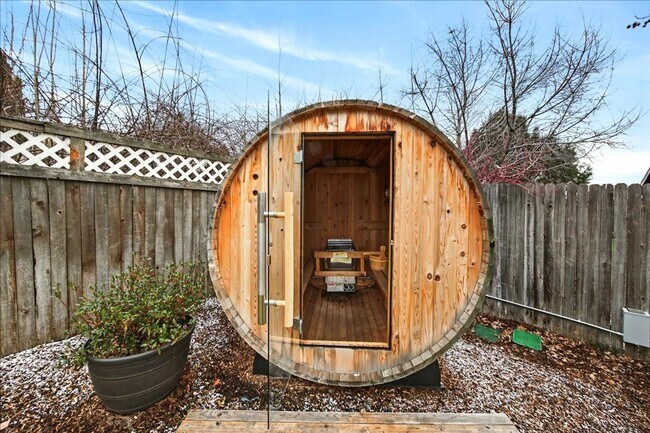 Building Photo - Comfortable Living in a Prime Central Boise Location