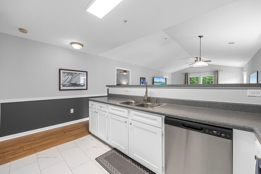 Building Photo - 1234 River Oaks Dr