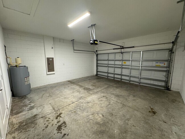 Building Photo - INCREDIBLE 4 Bedroom, 2 Bathroom Home in Poinciana!