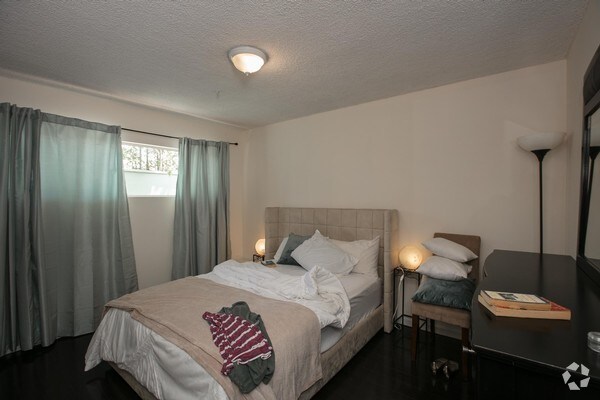 Building Photo - 2328 Virginia Ave