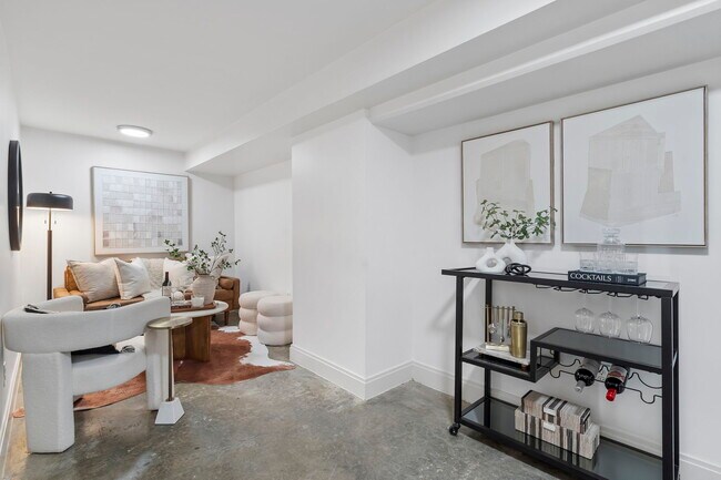 Building Photo - 905 Juniper St NE