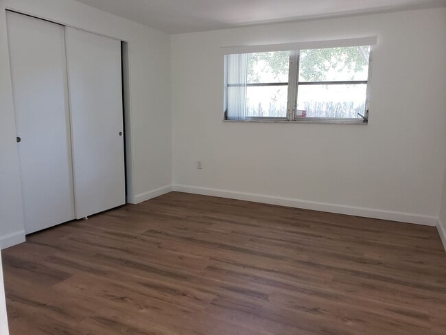 Building Photo - Centrally Located Sarasota 2-bedroom Home ...