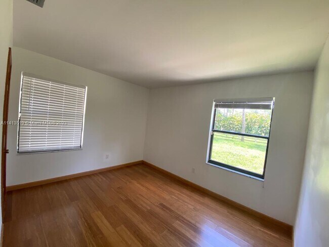 Building Photo - 16059 Wiltshire Dr E