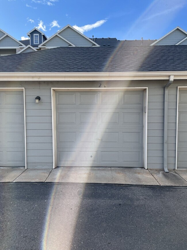 Building Photo - "Spacious 3-Bedroom Condo Retreat with Cozy Fireplace in Denver's Desirable Locale!"