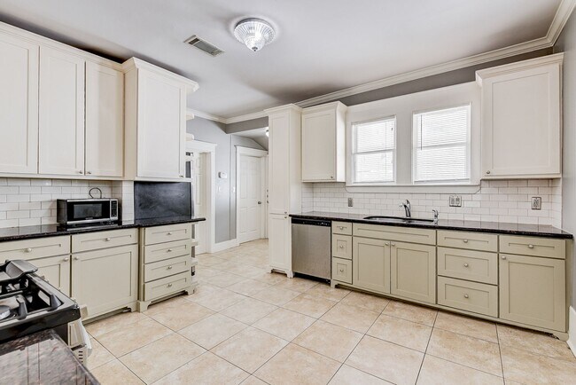 Building Photo - 3 Bed 2 Bath Fenced Home!