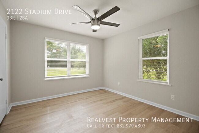 Building Photo - 2122 Stadium Dr