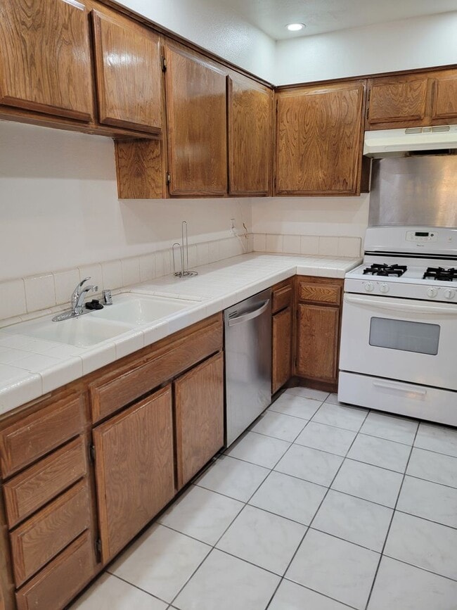 Building Photo - Plenty of Natural Light! Spacious Townhouse conveniently across Dominguez Hills!