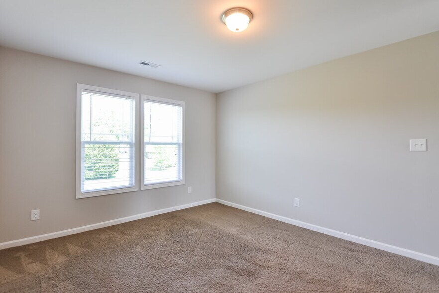 Building Photo - 229 Darecrest Ln