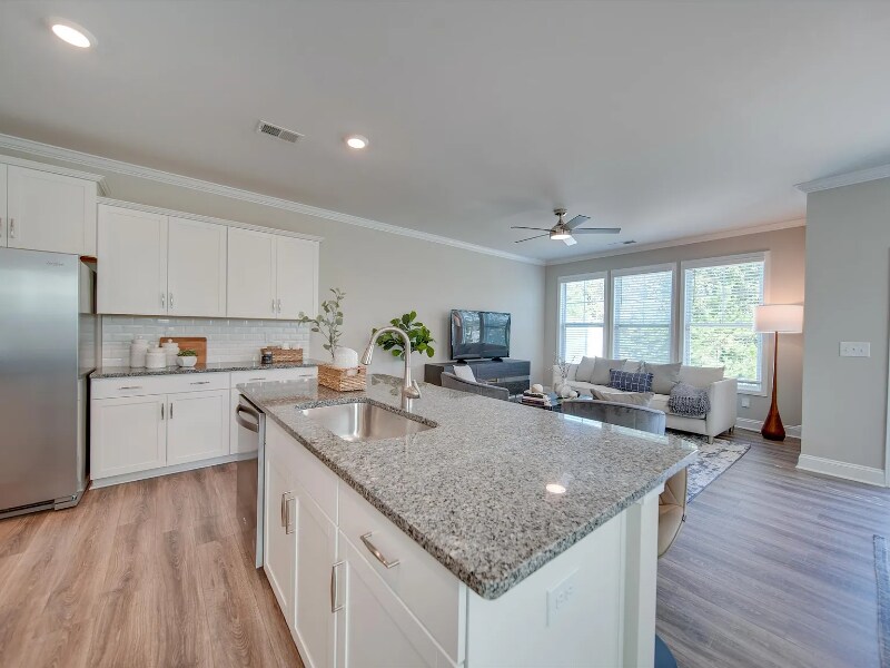 Building Photo - 574 Altamonte Dr