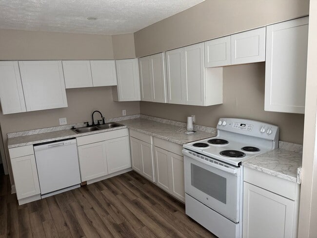 Building Photo - 3 Bedroom, 1 Bath Ranch Home in Columbus' ...