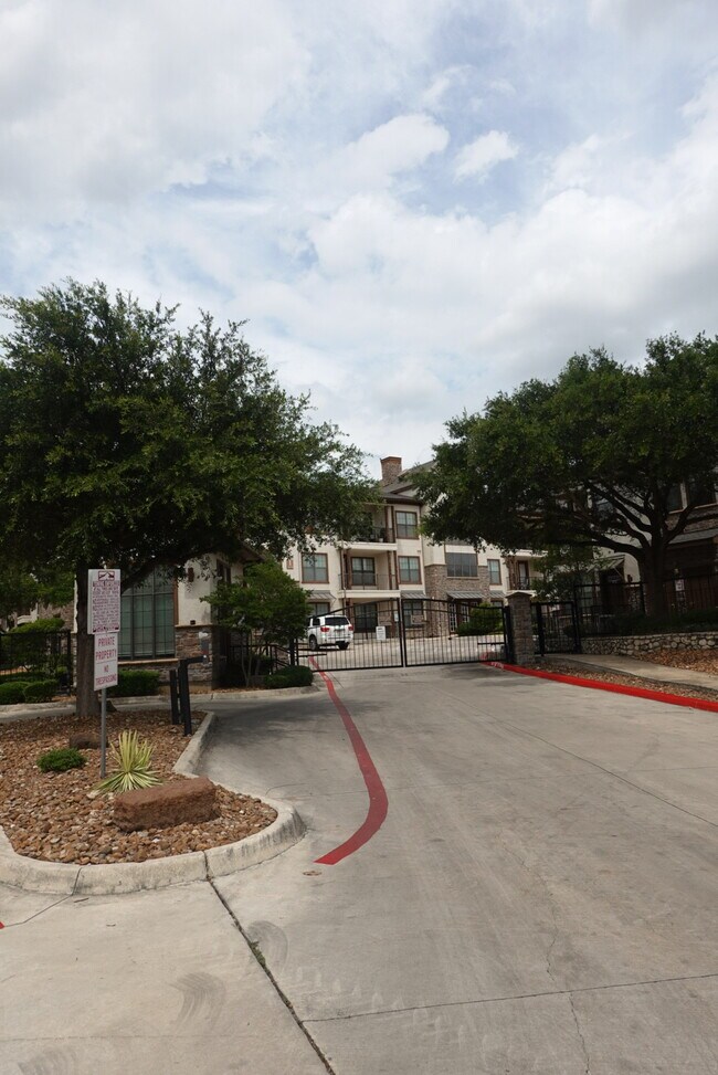 Building Photo - 7342 Oak Manor Dr