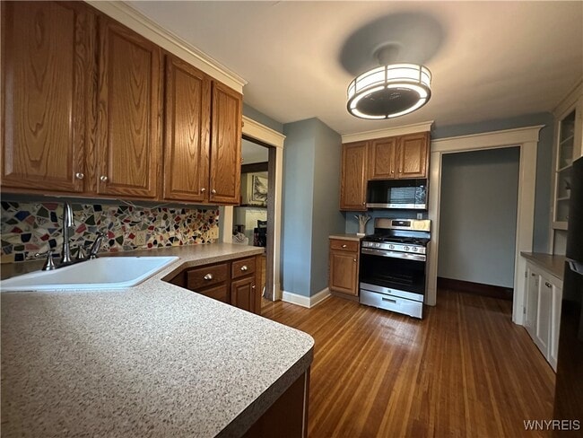 Building Photo - 365 W Utica St