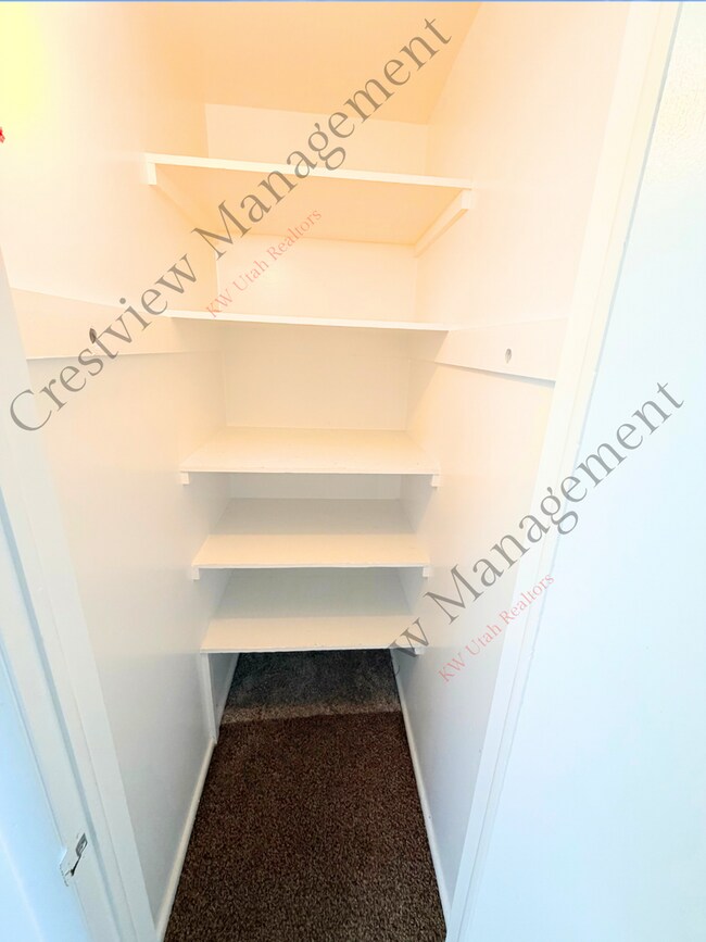 Building Photo - 549 Stringham Ave
