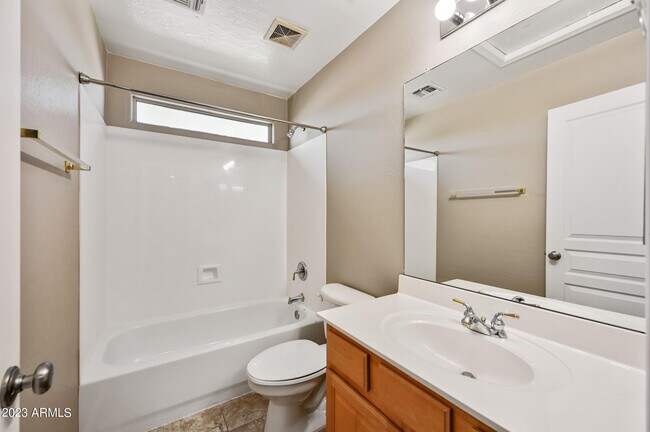 Building Photo - 1453 E Saragosa St